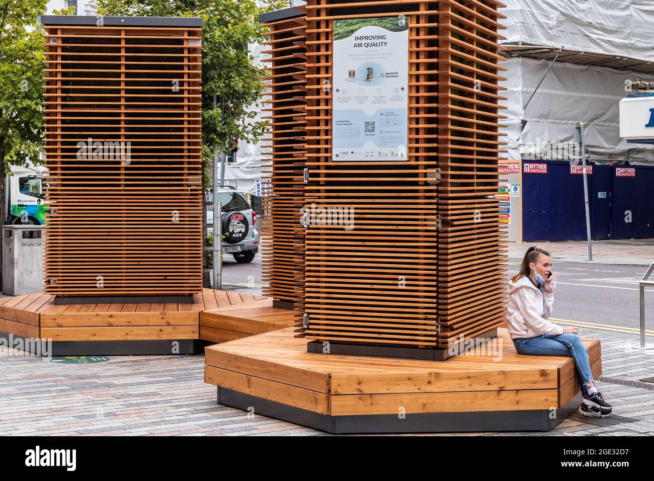 Cork, Irlanda. 16 agosto 2021. I controversi alberi robot installati nel centro di Cork hanno reso il luogo perfetto per fermarsi oggi per una sigaretta. Credit: AG News/Alamy Live News Foto Stock