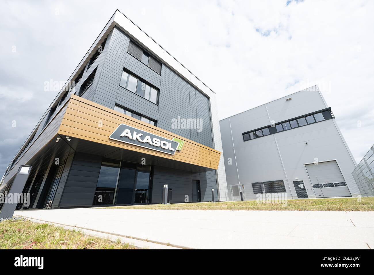 Darmstadt, Germania. 16 agosto 2021. Gli edifici di Akasol durante l'apertura di un gigafattorio del produttore di batterie. La fabbrica produrrà sistemi a batteria agli ioni di litio per veicoli commerciali con una capacità totale fino a 2.5 gigawatt ore. Credit: Sebastian Gollnow/dpa/Alamy Live News Foto Stock