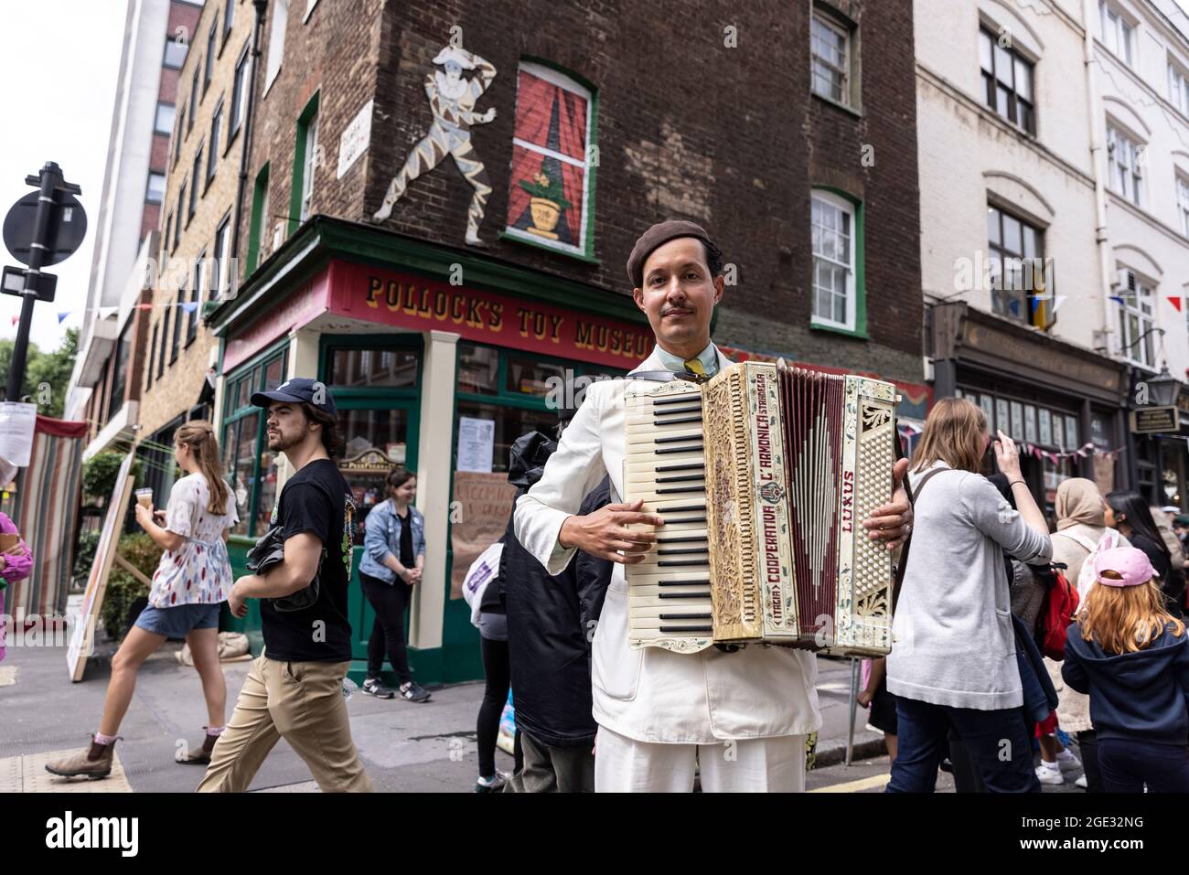 Pollock's Toy Museum Fitzrovia Fête laboratori, spettacoli e giochi intorno al Museo di Whitfield Street e Scala Street, nel centro di Londra, Regno Unito Foto Stock