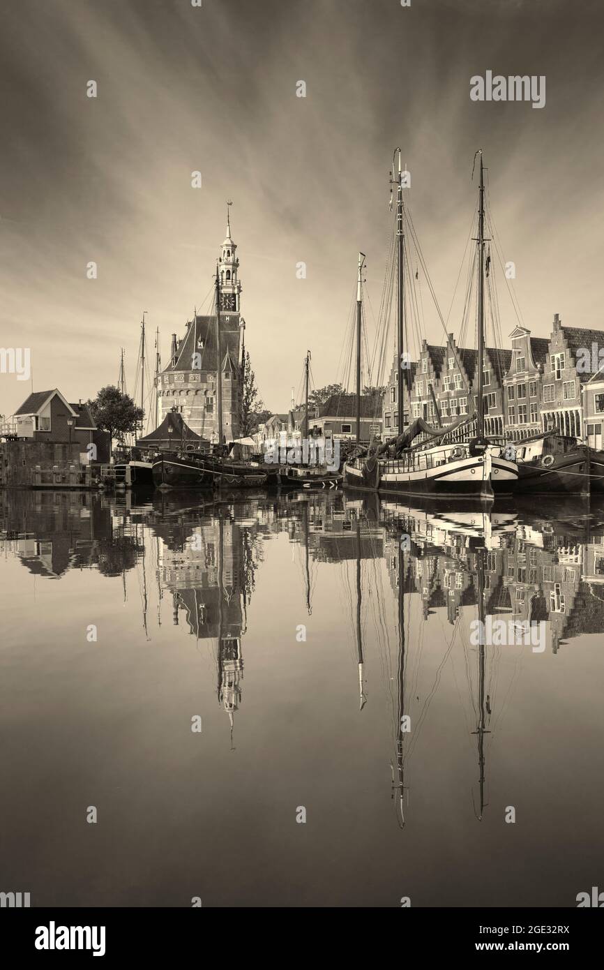 Paesi Bassi, Hoorn. Centro storico della città, porto, torre chiamata Hoofdtoren. Barche a vela tradizionali. Foto Stock