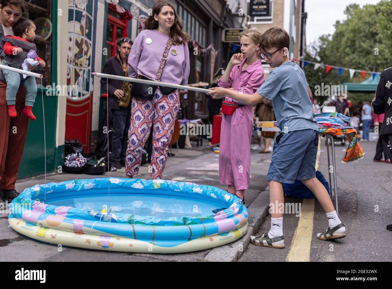 Pollock's Toy Museum Fitzrovia Fête laboratori, spettacoli e giochi intorno al Museo di Whitfield Street e Scala Street, nel centro di Londra, Regno Unito Foto Stock
