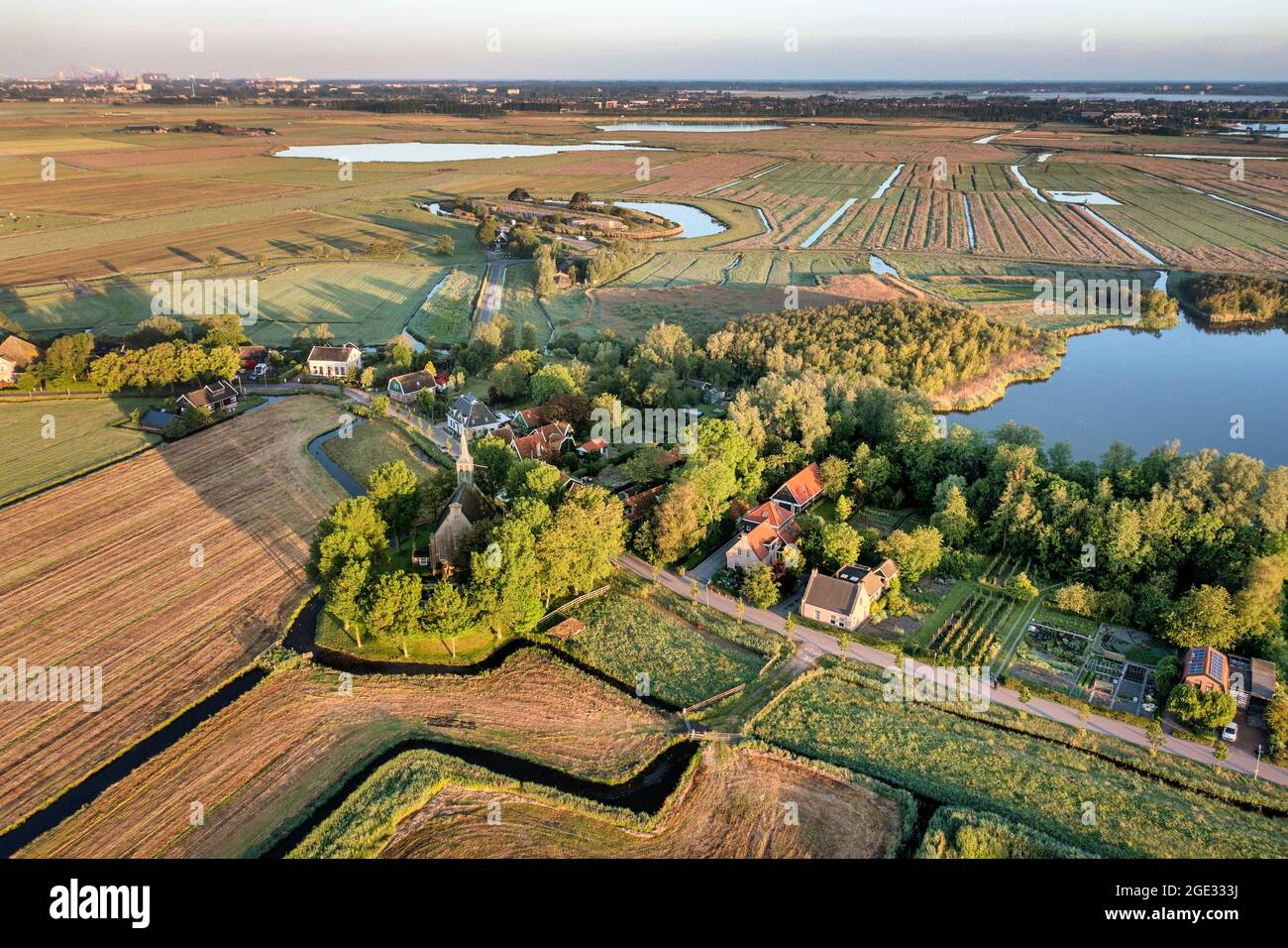 Paesi Bassi, Uitgeest. Fort K'ijk (Fort bij Krommeniedijk). Linea di difesa di Amsterdam, patrimonio dell'umanità dell'UNESCO. Vista sulla frazione Krommeniedijk. Aeri Foto Stock