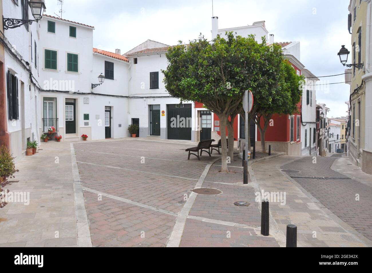 Tipiche case spagnole bianche con decorazione floreale a Minorca Foto Stock