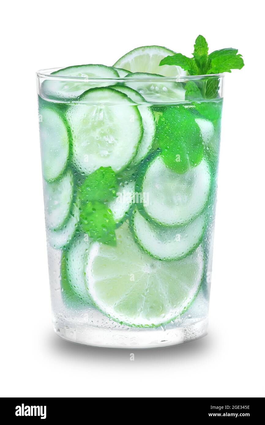 Bicchiere con acqua di cetriolo disintossicante con lime limone. Foto Stock