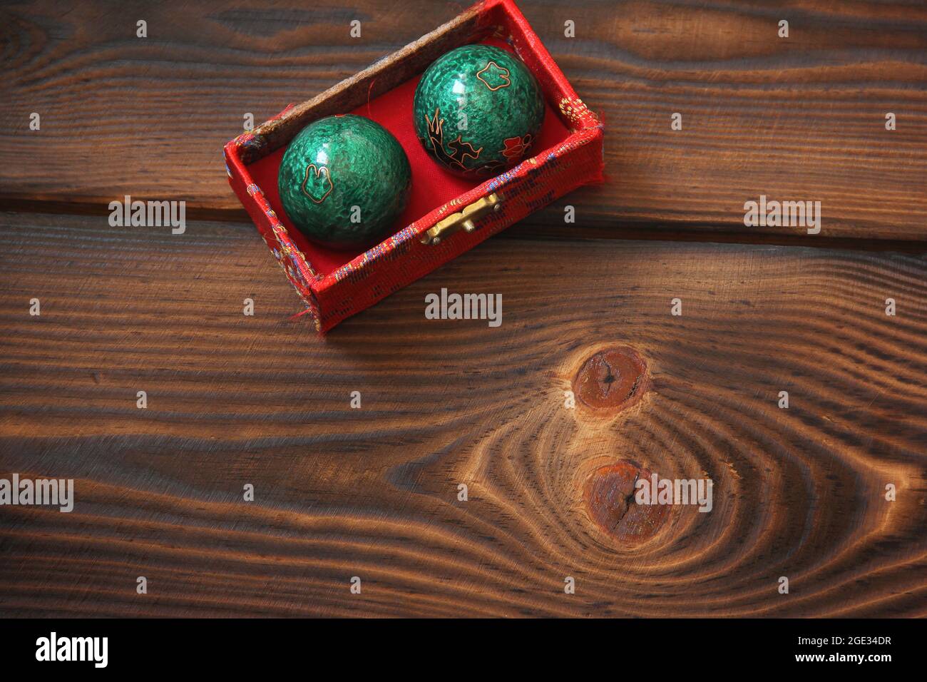 Palle cinesi su sfondo di legno Foto Stock