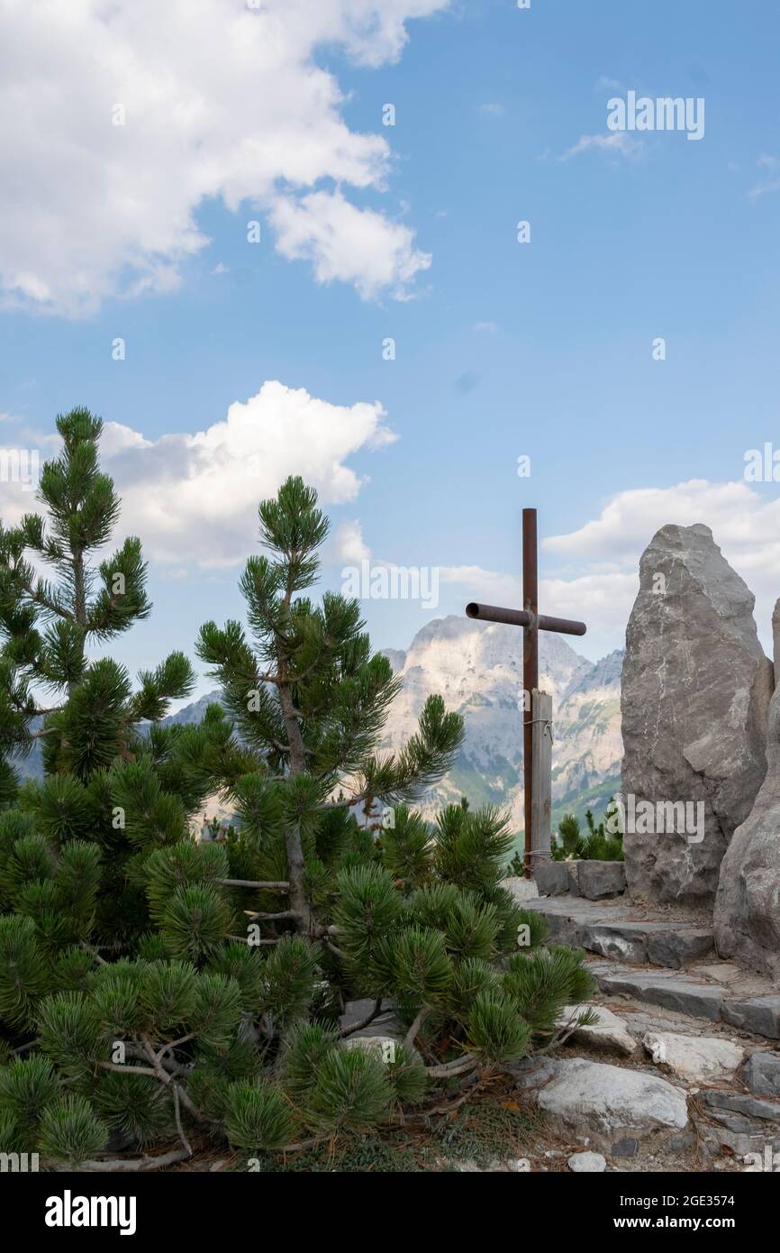 Tomba con croce religiosa in montagna Foto Stock
