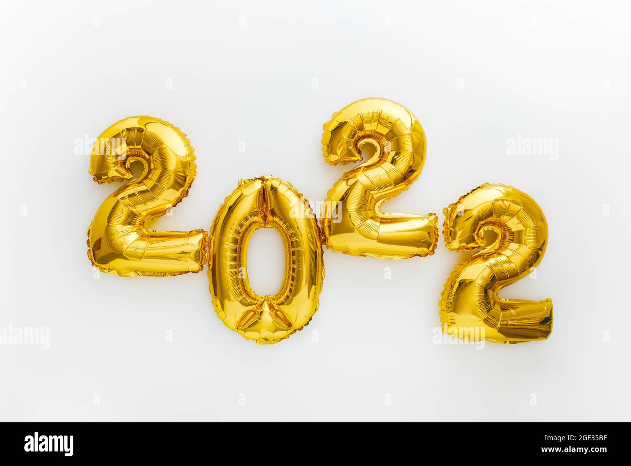 2022 palloncini d'oro testo felice Capodanno invito con Natale oro foglia palloncini calendario. 2022 palloncino numerico su sfondo bianco per Foto Stock