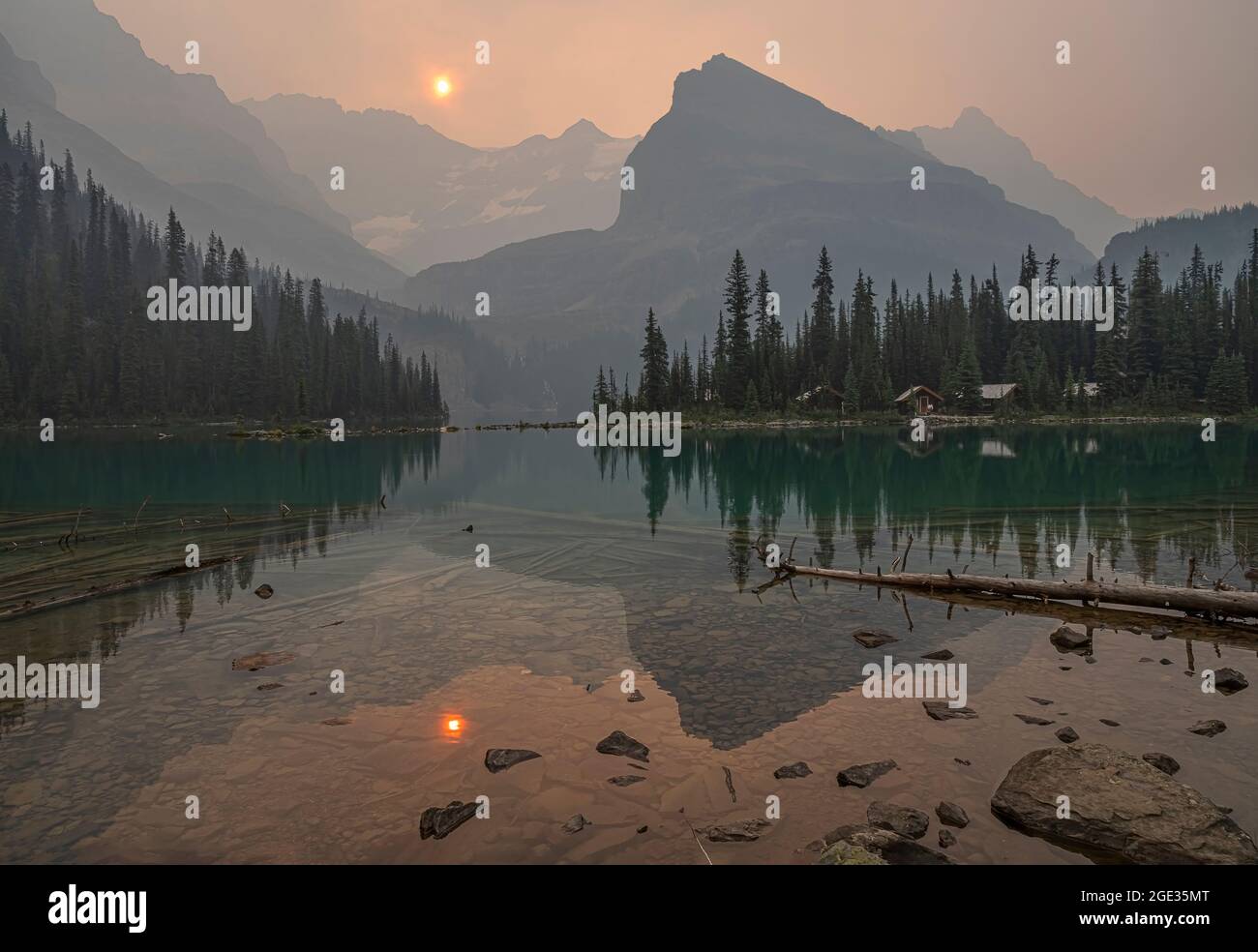 Il lago o’Hara è avvolto nel fumo di fuoco della foresta nel Parco Nazionale di Yoho, Columbia Britannica, Canada Foto Stock