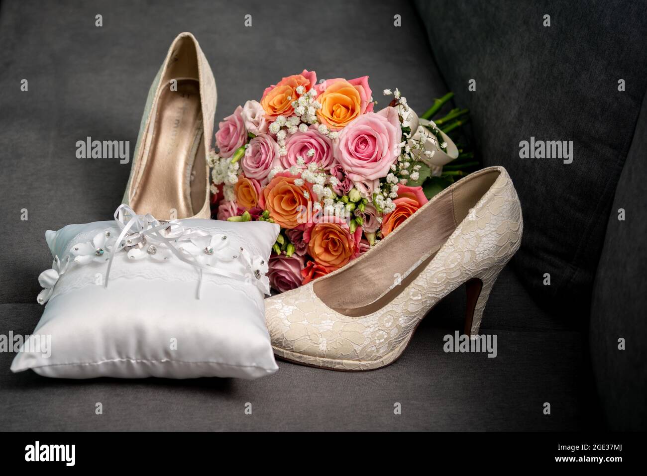 bella donna scarpe da matrimonio con bouquet e anelli di nozze Foto stock -  Alamy