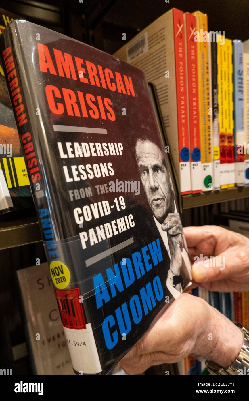 Il governatore di New York Andrew Cuomo ha scritto un libro di lezioni di leadership dalla pandemia della COVID-19, USA Foto Stock