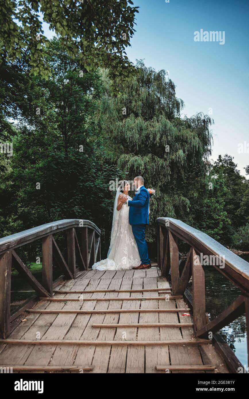 Abito da sposa blu sales e bianco