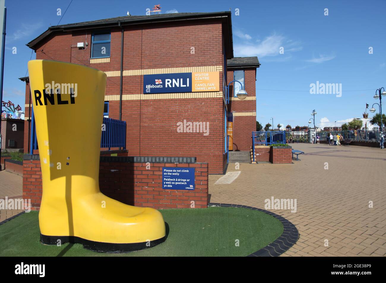 Scarponi gialli RNLI sulla passeggiata fuori dall'edificio del battello di salvataggio Barry Island, Galles del Sud, Regno Unito, agosto 2021 Foto Stock