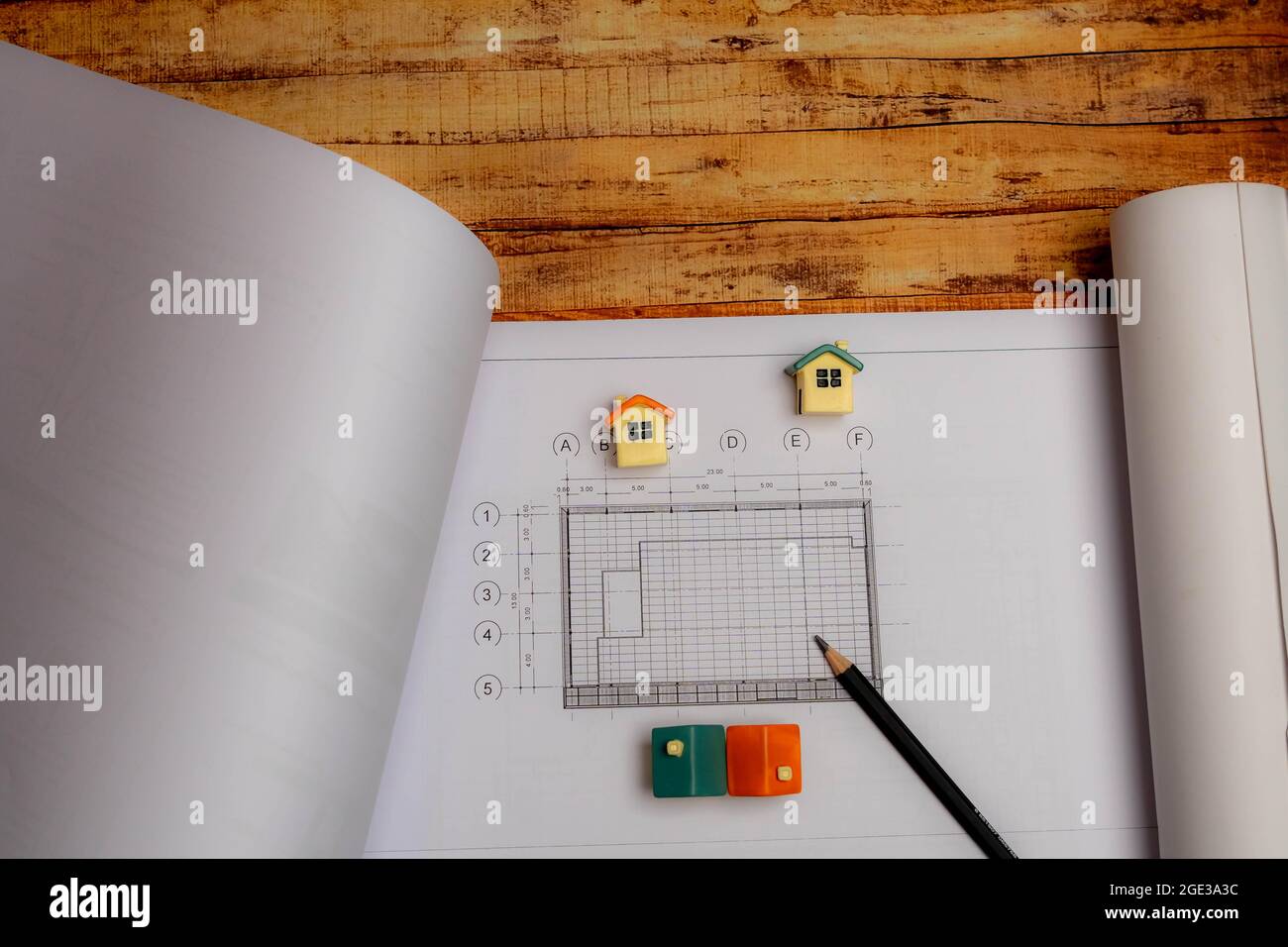 Giocattolo e accessori per la casa su carta da disegno. Foto Stock