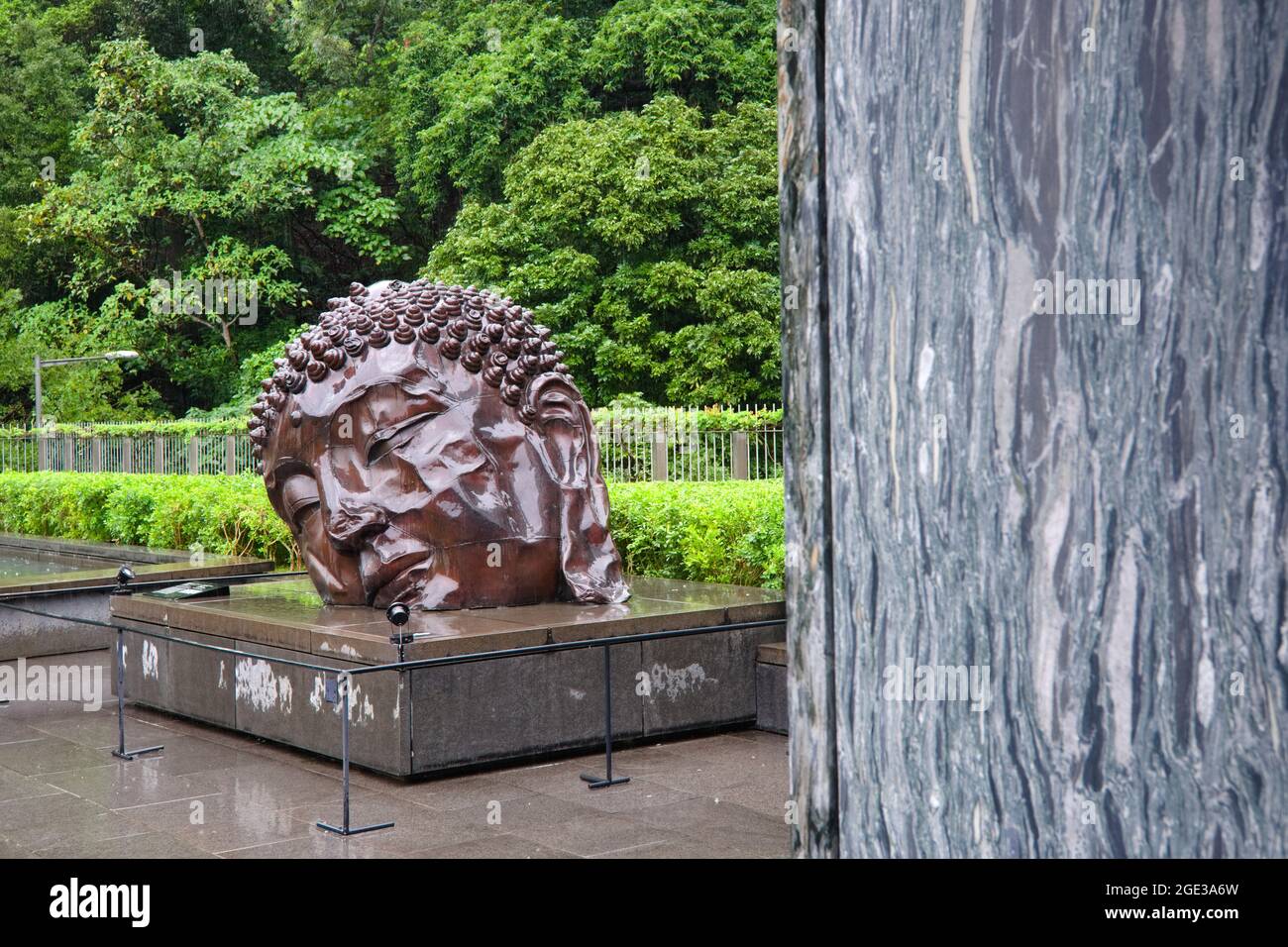 Hong Kong - 12 ago 2021: Una scultura della testa del Buddha di un artista Zhang Huan, presso l'Asia Society Hong Kong Center Foto Stock