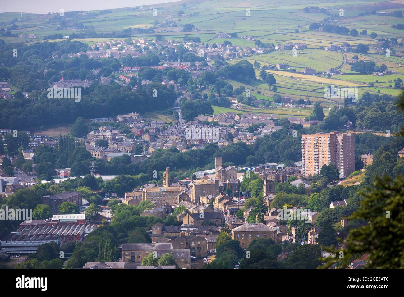 Guardando verso il basso sulla città mercato di Sowerby Bridge a Calderdale, West Yorkshire, Regno Unito con il villaggio di Sowerby sulla collina Pennine alle spalle. Foto Stock