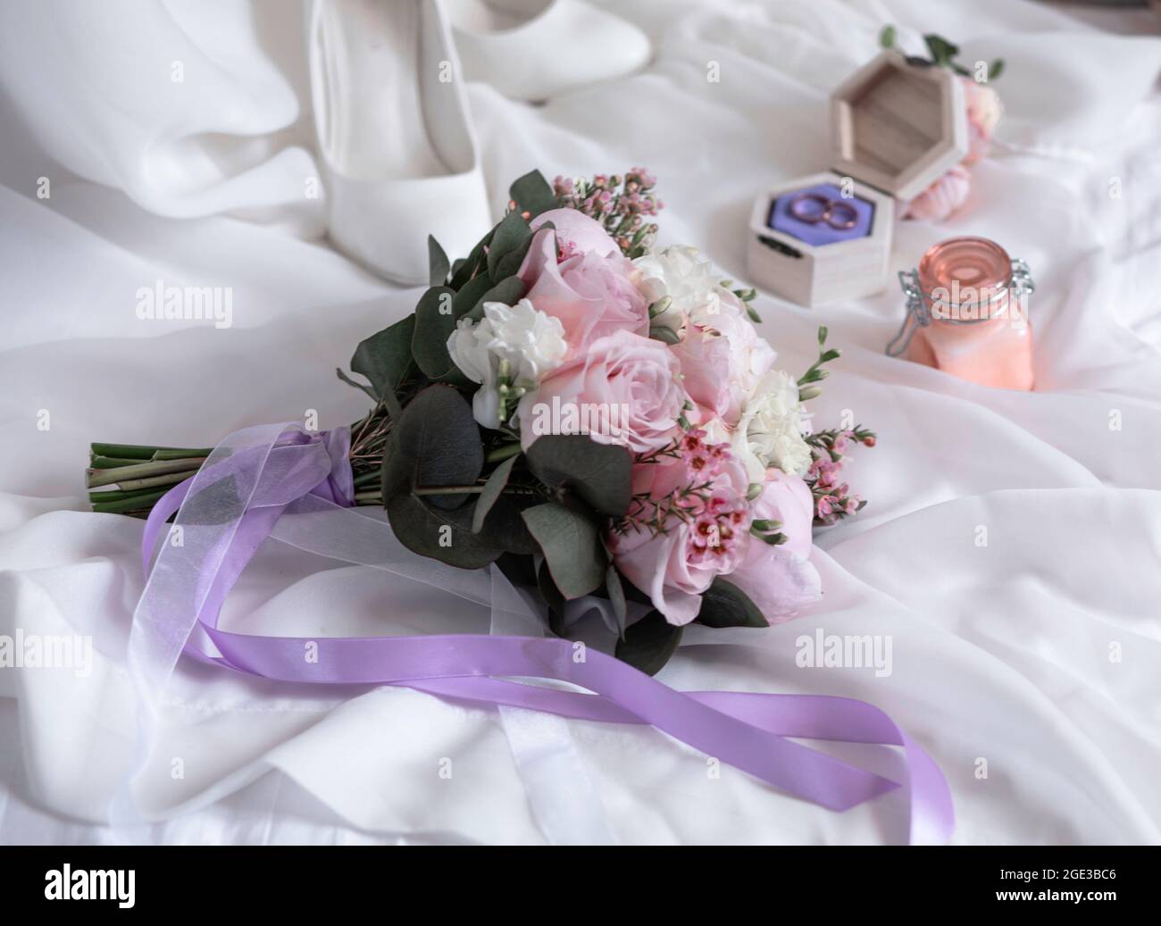 Foto bouquet nuziale .giovane coppia sposata, cerimonia giorno di nozze. Le mani della coppia di sposi con gli anelli di nozze. Foto Stock