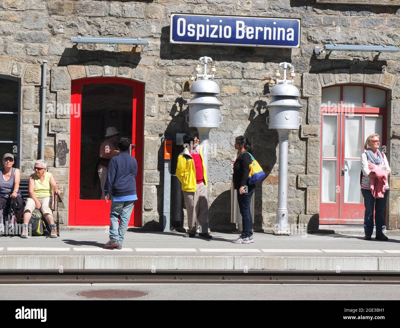 Alta quota Stazione ferroviaria di Ospizio Bernina sulla linea Bernina Express attraverso le Alpi da Tirano in Italia a St Moritz in Svizzera Foto Stock