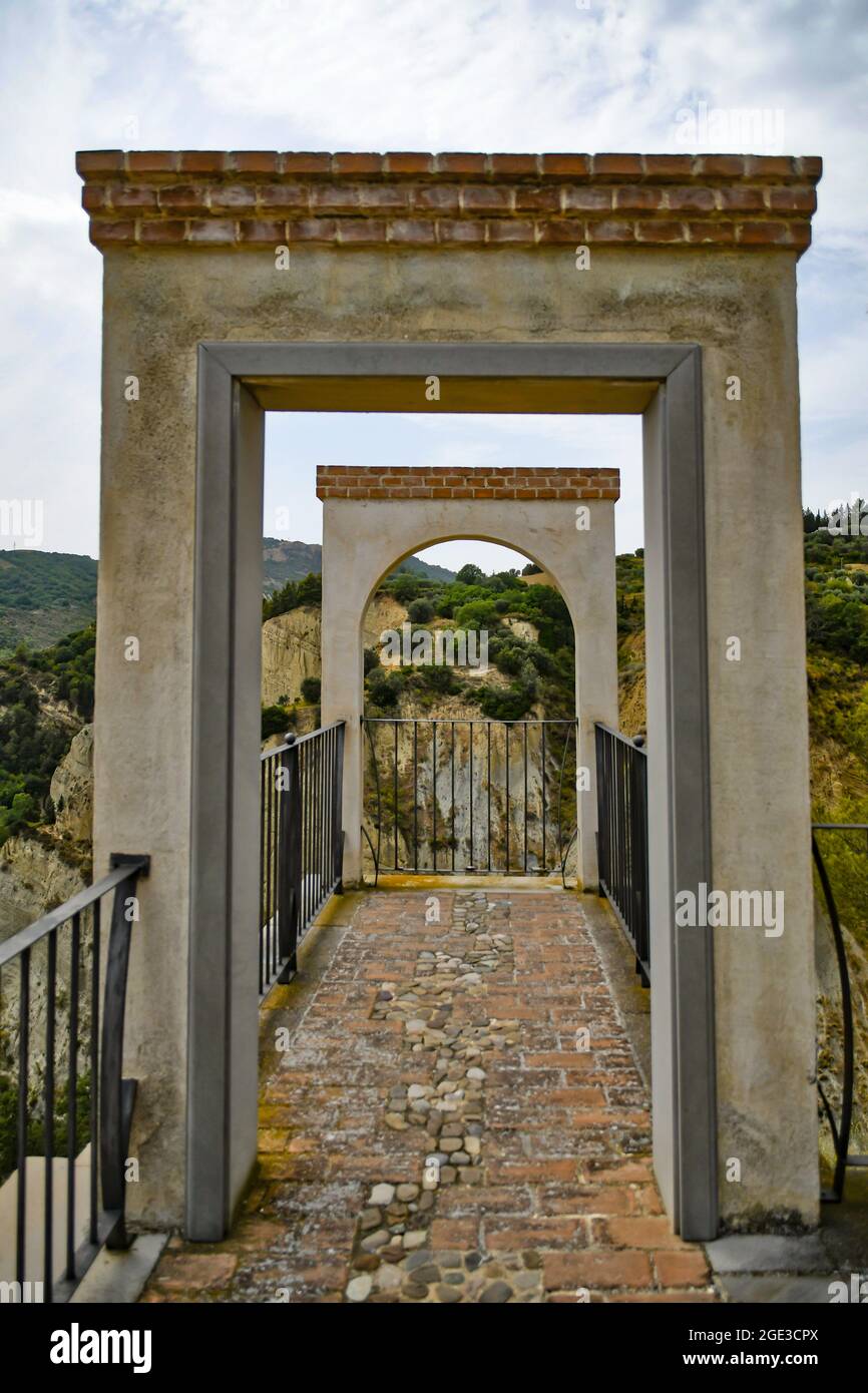 Un punto panoramico sul paesaggio di Aliano, cittadina medievale della Basilicata, Italia. Foto Stock