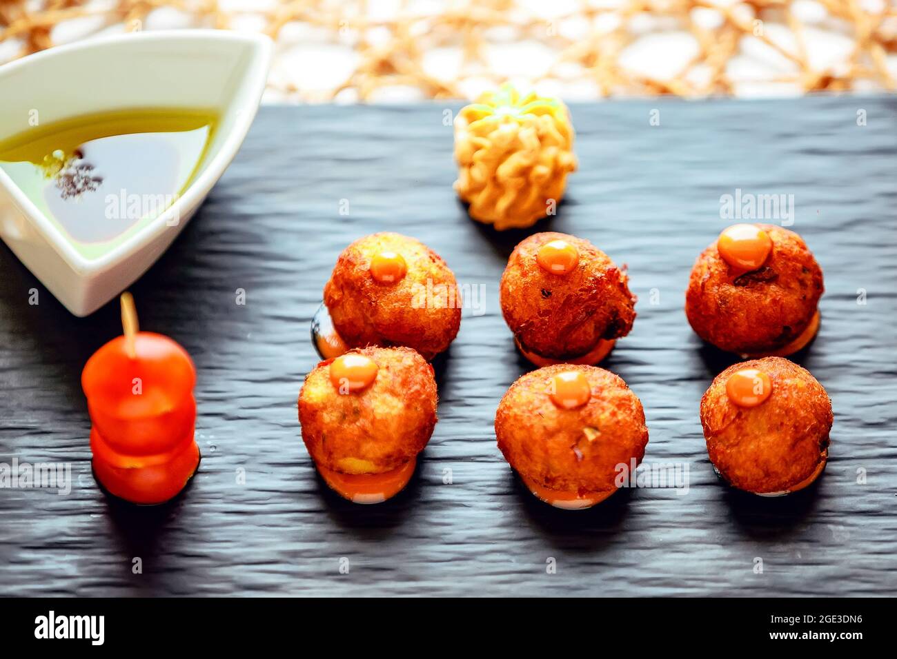 Crostini caldi con olio d'oliva in una barca con sugo di carne. Primo piano Foto Stock