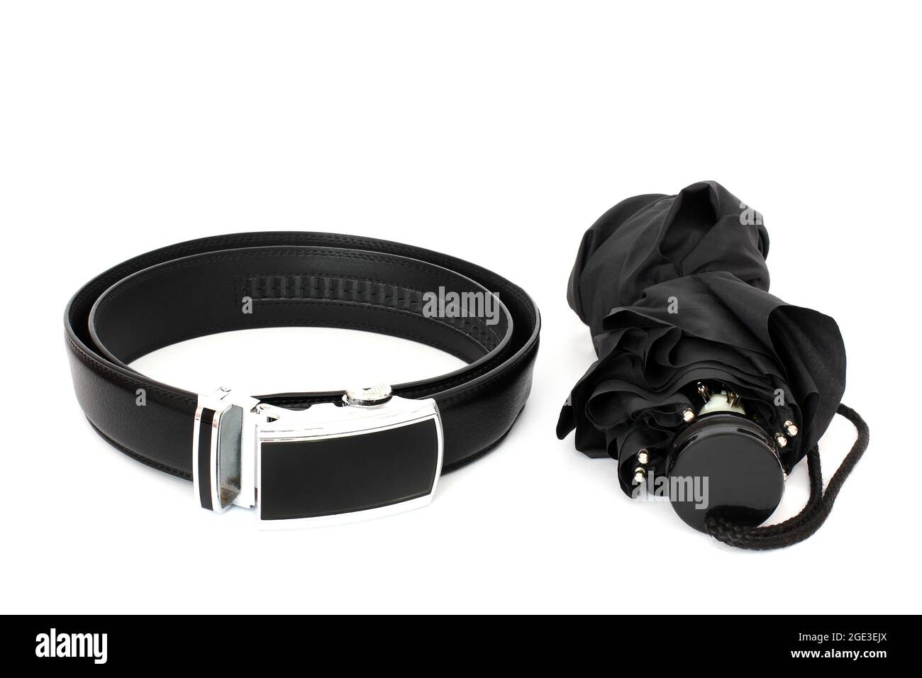 Cintura e ombrello in pelle su sfondo bianco Foto Stock