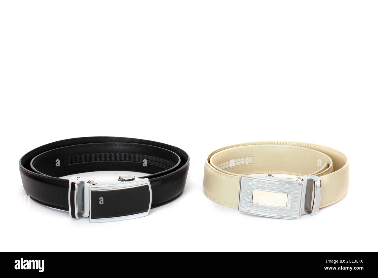 Due cinture in pelle su sfondo bianco Foto Stock