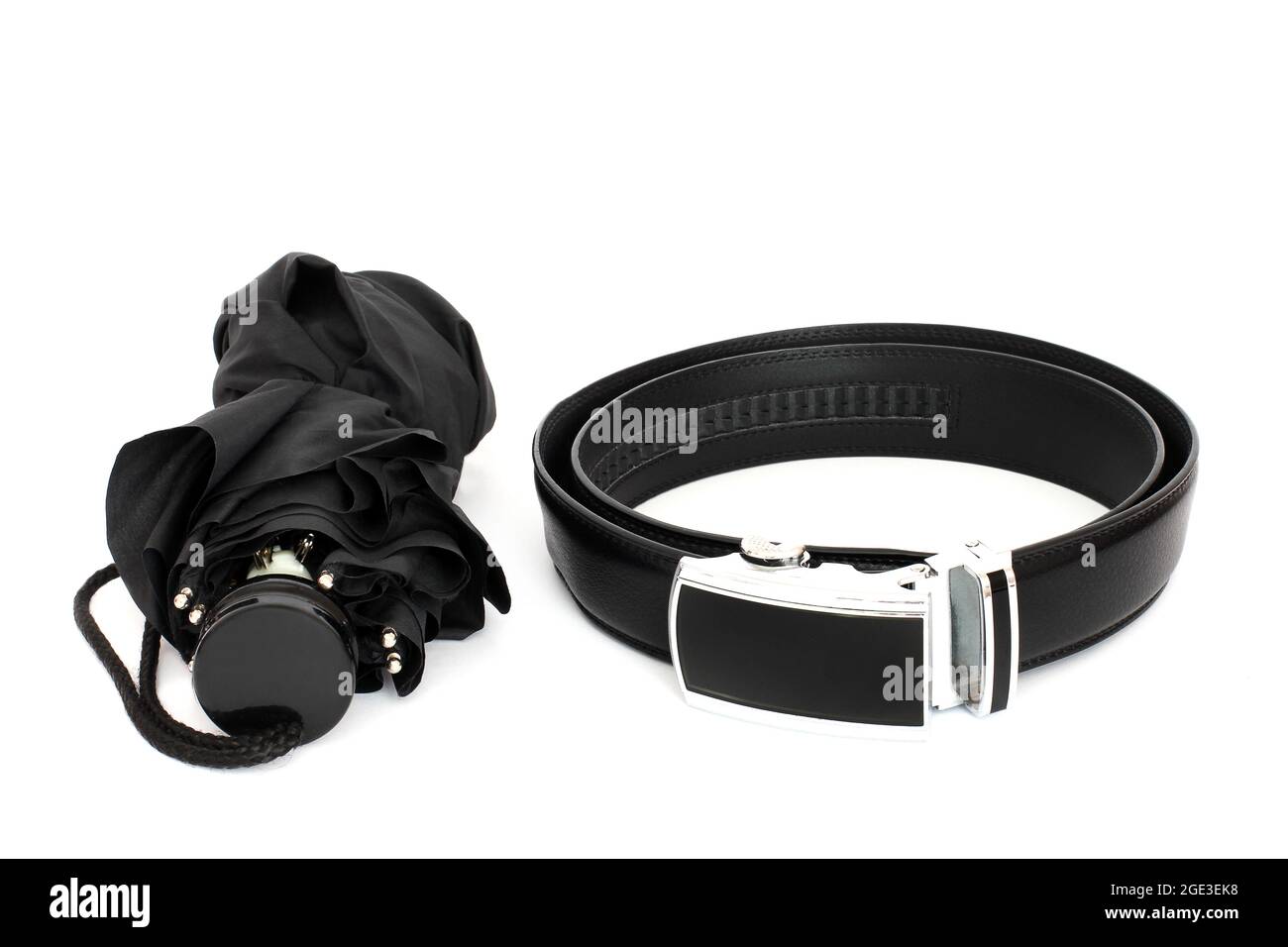 Cintura e ombrello in pelle su sfondo bianco Foto Stock