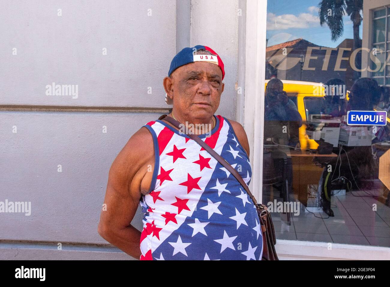 Uomo cubano con maglietta bandiera americana, Santiago de Cuba, Cuba, 2016 Foto Stock