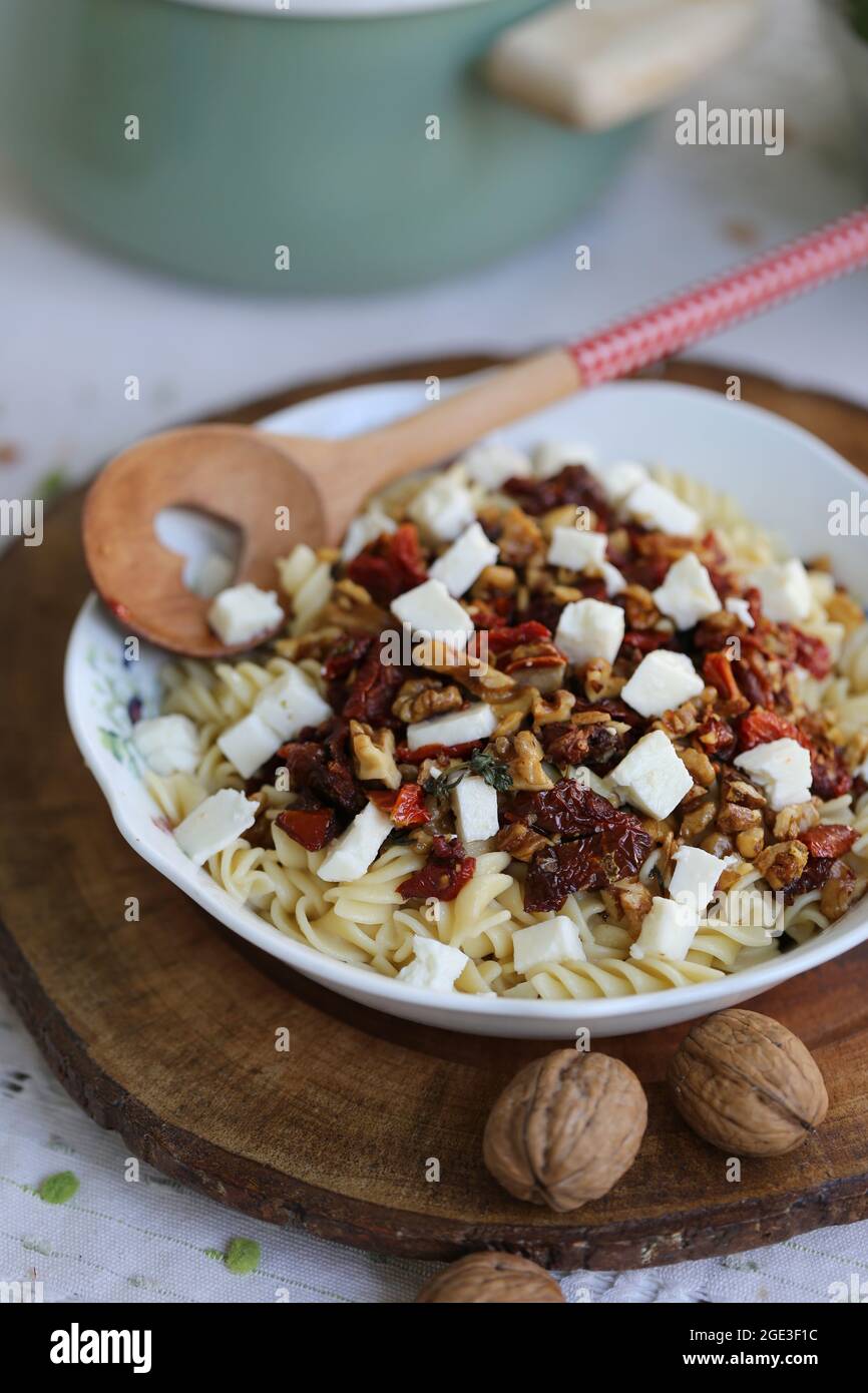 maccheroni con pomodori secchi e formaggio Foto Stock