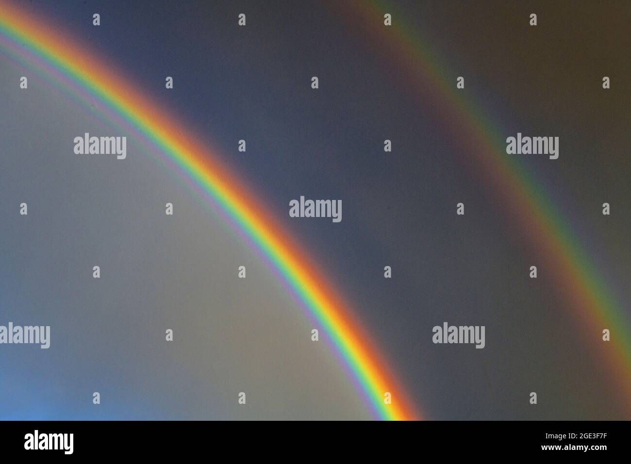 Un doppio arcobaleno in testa dopo una tempesta di pioggia Cardiff Wales Foto Stock
