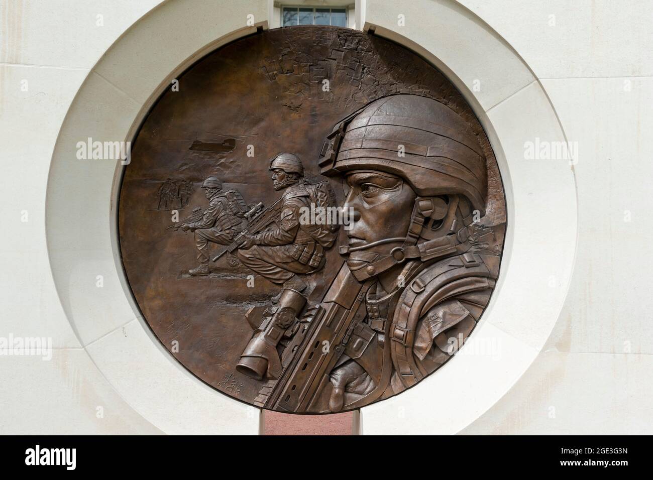 Londra, Regno Unito. 16 agosto 2021. Un pezzo di bronzo delle truppe britanniche sul Memoriale dell'Iraq e dell'Afghanistan a Londra commemora i cittadini britannici, inclusi sia il personale militare che i civili, che hanno partecipato alla guerra del Golfo, alla guerra dell'Afghanistan e alla guerra dell'Iraq. In questi tre conflitti, Che si è svolto tra il 1990 e il 2015, 682 soldati britannici hanno perso la vita. Credit: SOPA Images Limited/Alamy Live News Foto Stock