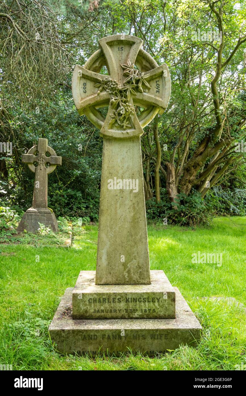 Tomba di Charles Kingsley, autore e rettore presso la chiesa di St Mary a Eversley, un villaggio dell'Hampshire, Inghilterra, Regno Unito Foto Stock