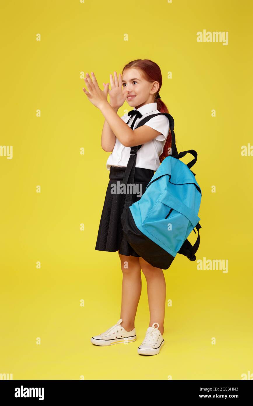 adorabile studentessa con zaino. Ritorno a scuola Foto Stock