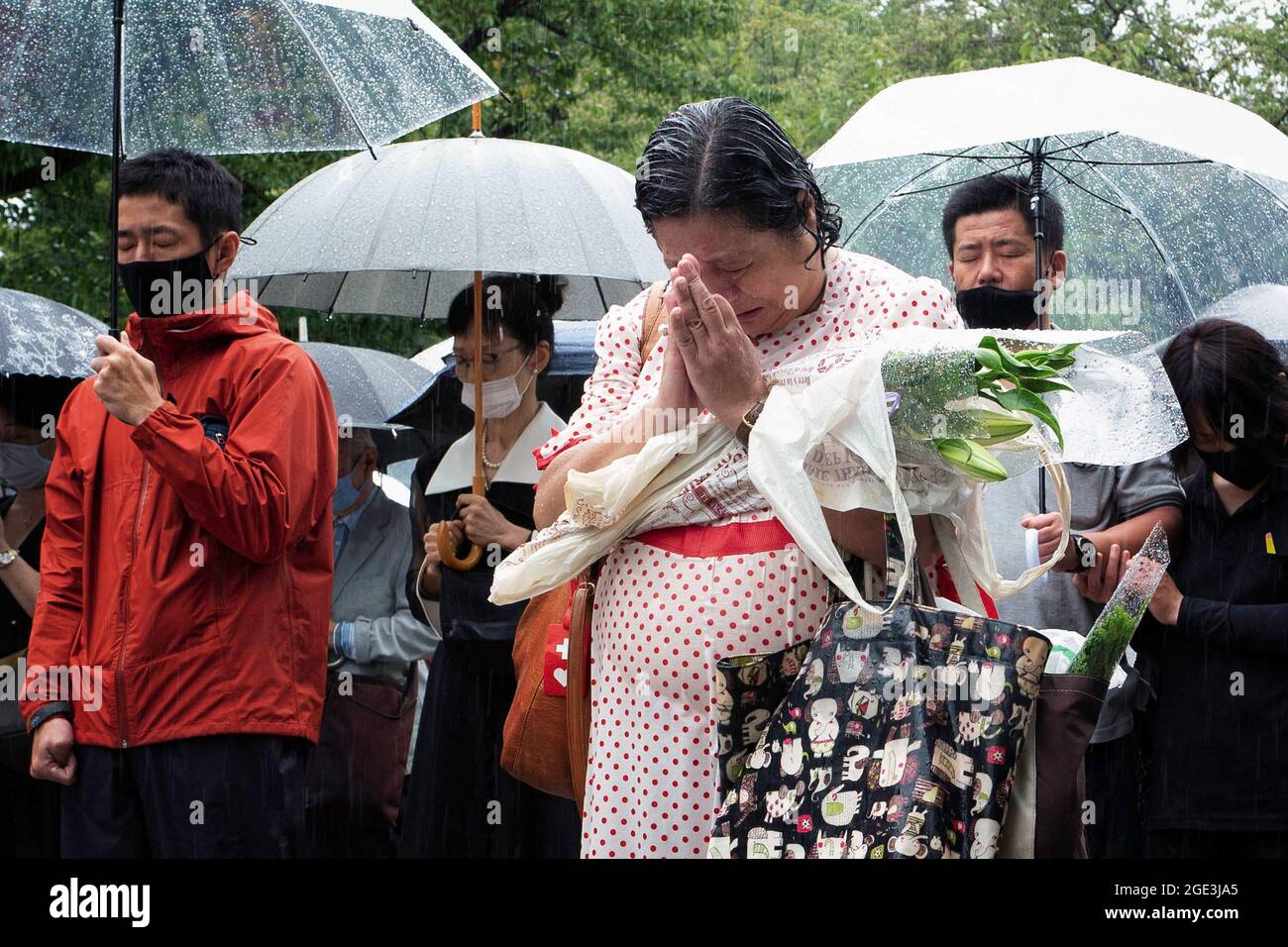 La gente offre una preghiera silenziosa durante la visita al Santuario di Yasukuni nel 76° anniversario della sconfitta della seconda guerra mondiale. Il 15 agosto in Giappone è l'anniversario della fine della guerra del Pacifico o della seconda guerra mondiale. Quest'anno è stato il 76° anno di questo ricordo al Santuario Yasukuni di Tokyo. Ogni anno, il 15 agosto, una folla diversa viene al santuario di Yasukuni per ricordare e rispettare i familiari e i cari che sono caduti vittime durante le guerre in Giappone, non solo la seconda guerra mondiale, ma tutte le guerre dal 1870 che sono state combattute al servizio dell'imperatore. (Foto di Tanja Houwerzijl/SOPA Images/Sipa USA) Foto Stock
