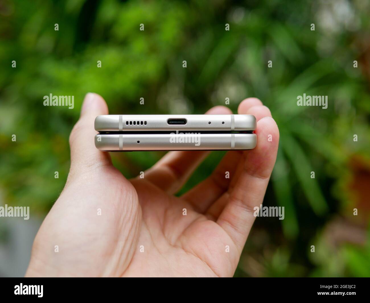 Bangkok, Thailandia - 11 agosto 2021: Samsung lancia ufficialmente l'ultimo smartphone pieghevole, il Samsung Galaxy Flip 3. Foto Stock