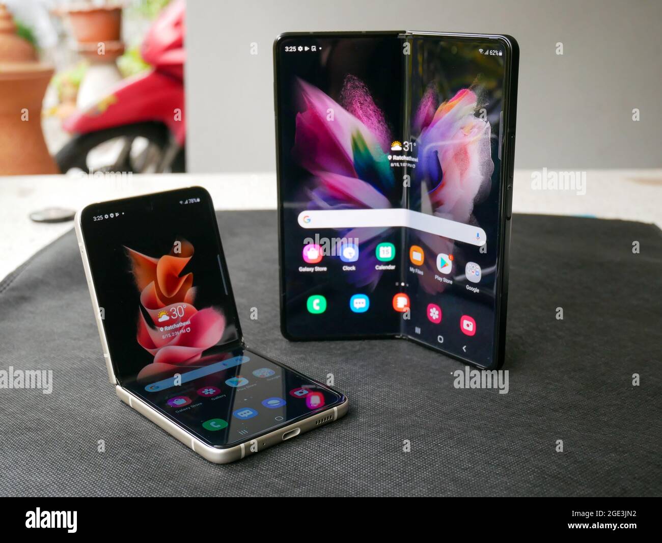 Bangkok, Thailandia - 11 agosto 2021: Samsung lancia ufficialmente l'ultimo smartphone pieghevole, il Samsung Galaxy Flip 3. Foto Stock