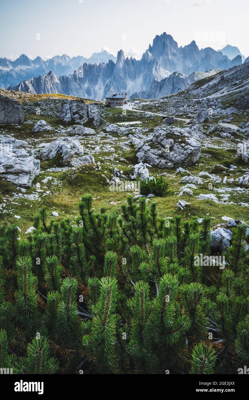 Rifugio Lavaredo e di Cadini sullo sfondo, Dolomiti di Sesto, Trentino, Alto Adige, Alto Adige, Italia Foto Stock