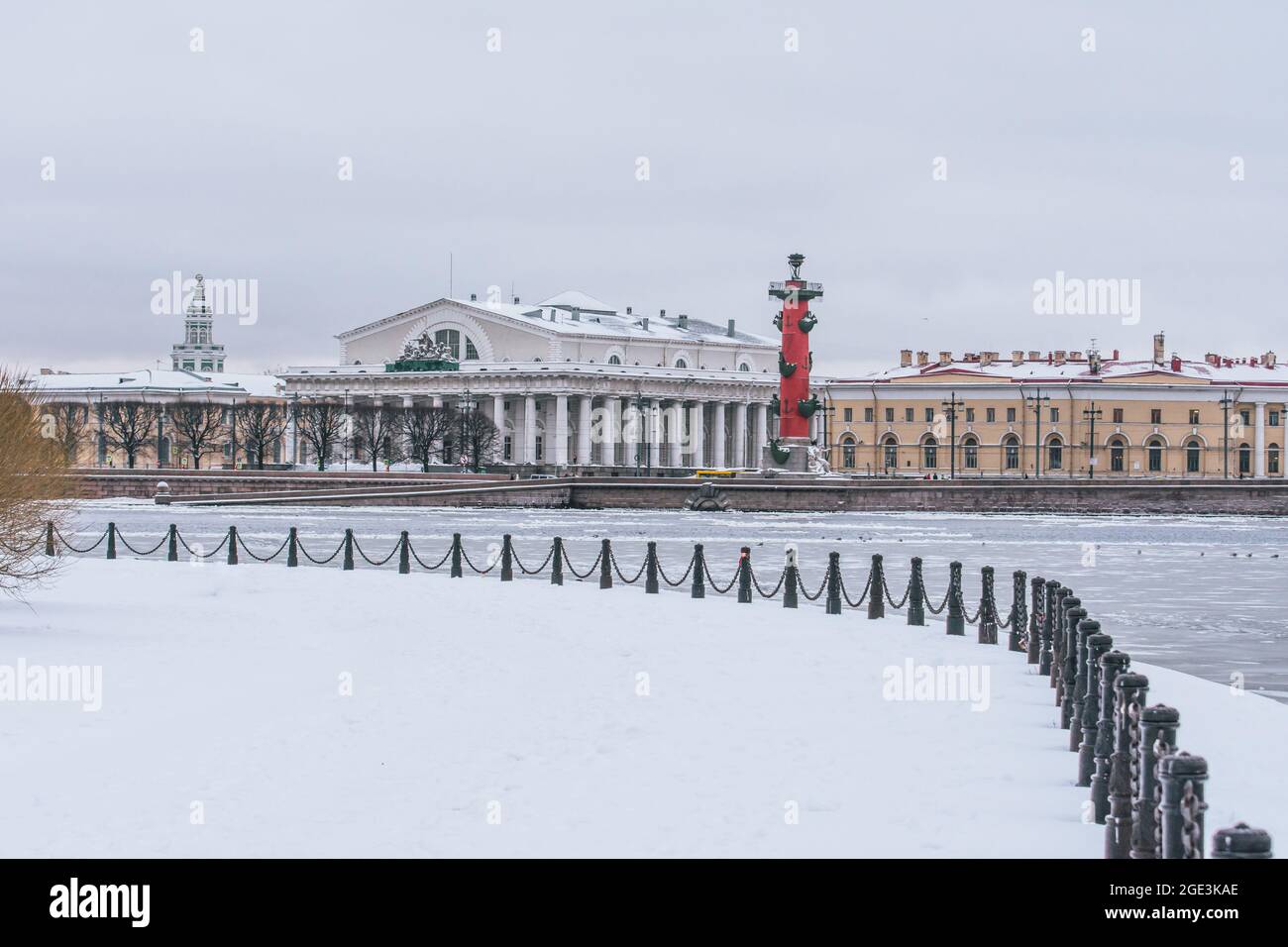 Frecce dell'isola Vasilievsky in una giornata invernale gelosa. San Pietroburgo, Russia Foto Stock
