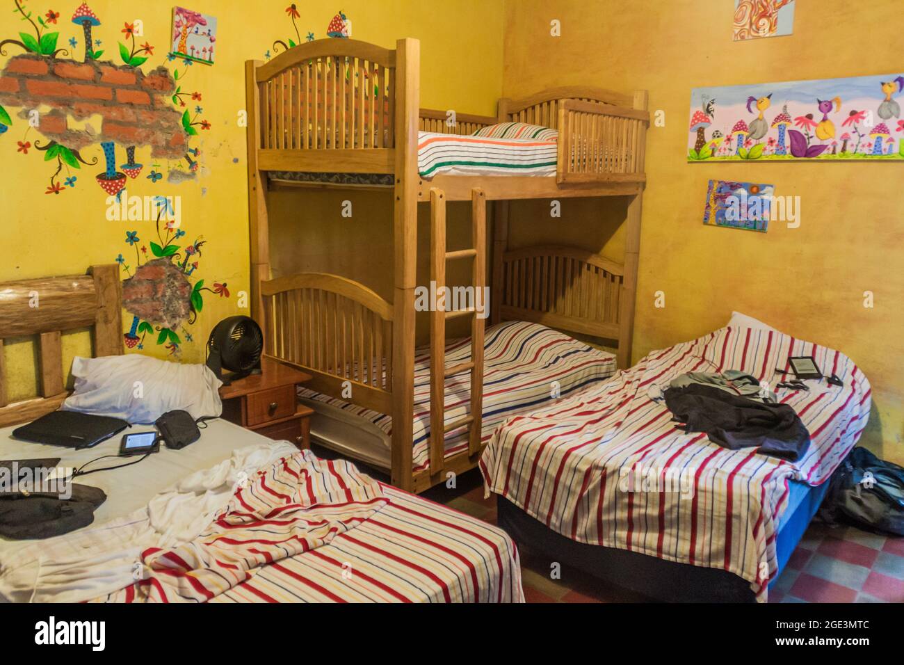 JUAYUA, EL SALVADOR - 2 APRILE 2016: Camera dormitorio in ostello Anahuac a Juayua. Foto Stock