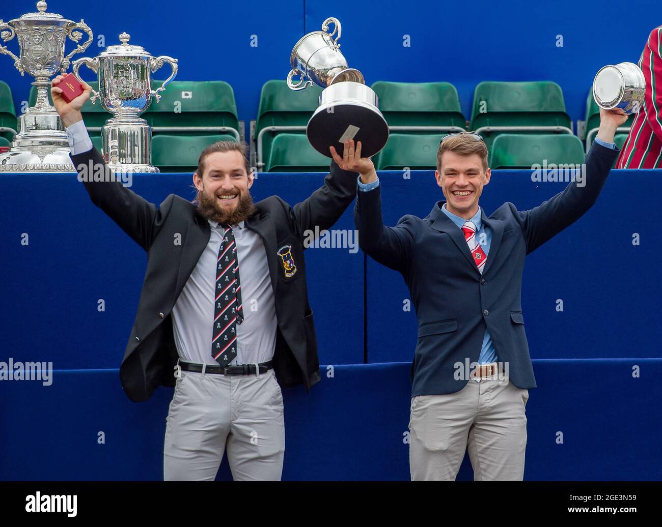 Henley-upon-Thames, Oxfordshire, Regno Unito. 15 agosto 2021. Fintan McCarthy e Paul o’Donovan dello Skibbereen Rowing Club and University College di Cork, Irlanda vincitori della Double sculls Challenge Cup in Finals Day alla Henley Royal Regatta 2021. Questo mese, Fintan e Paul hanno vinto l'oro nelle doppie sculle da uomo leggero alle Olimpiadi di Tokyo del 2020. Credito: Maureen McLean/Alamy Foto Stock