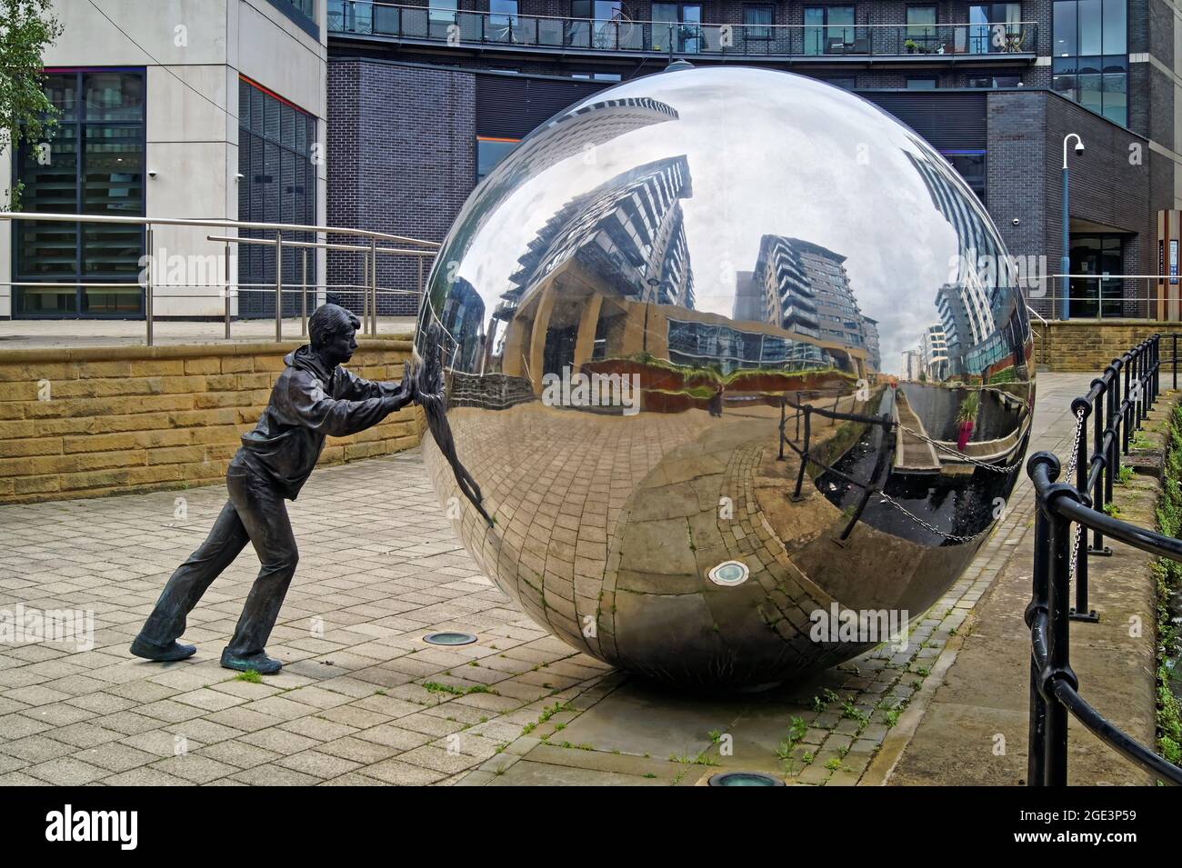 Regno Unito, West Yorkshire, Leeds, UN approccio riflessivo sculture nel molo di Leeds Foto Stock