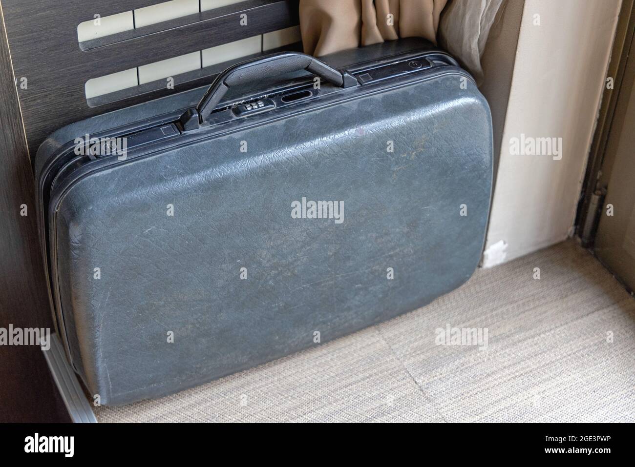 Valigia in plastica usata vecchio stile a pavimento Foto stock - Alamy