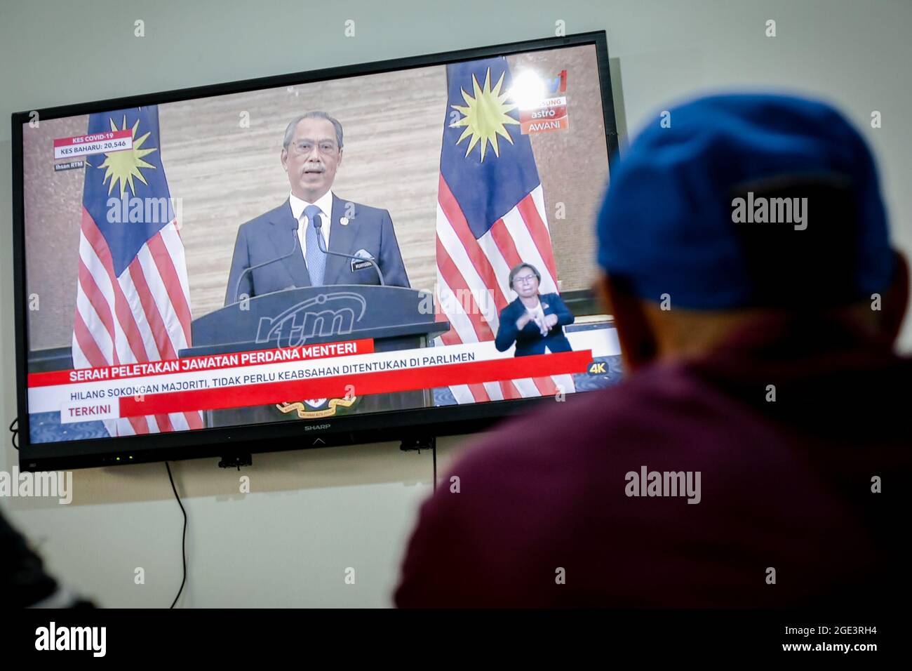 Kuala Lumpur, Malesia. 16 agosto 2021. Il discorso del primo Ministro Muhyiddin Yassin su uno schermo televisivo a Kuala Lumpur.il primo Ministro malese Muhyiddin Yassin ha annunciato le sue dimissioni durante una conferenza stampa ufficiale presso l'Ufficio del primo Ministro (PMO) a Putrajaya. (Foto di Syaful Redzuan/SOPA Images/Sipa USA) Credit: Sipa USA/Alamy Live News Foto Stock