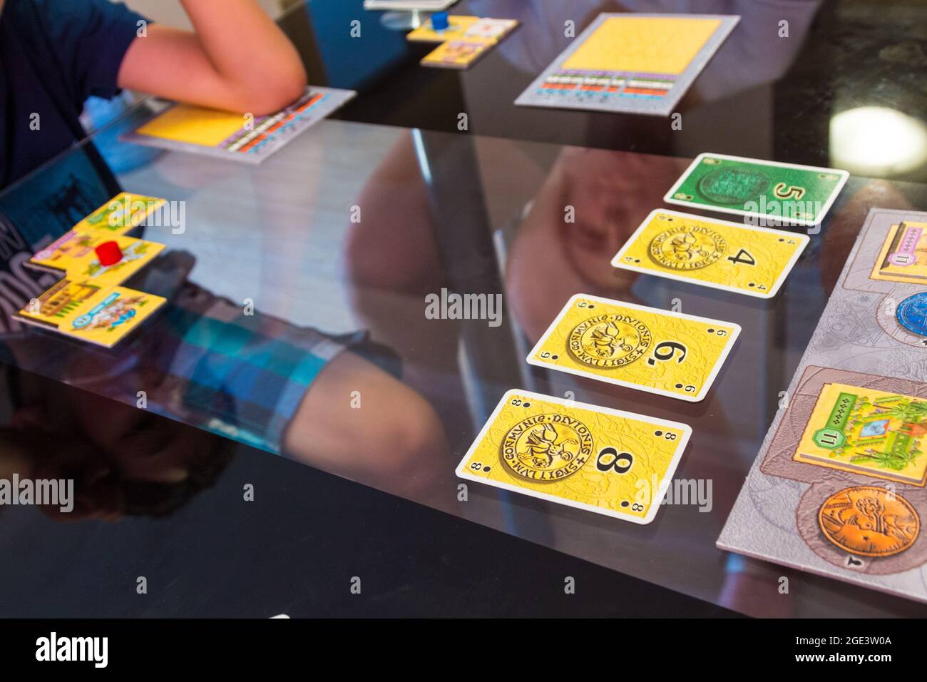 Giocare gioco da tavolo Alhambra su tavolo di vetro Foto Stock