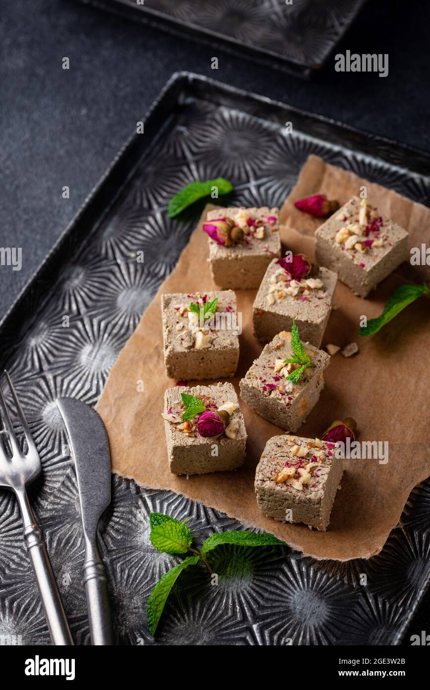 Halva con petalo di rosa e noci. Foto Stock