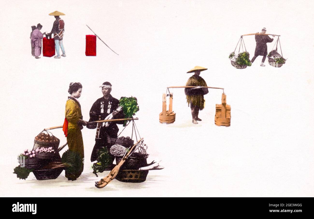 Cartolina giapponese colorata a mano, circa 1900, che mostra un collage di contadini che trasportano e vendono prodotti agricoli. Sfondo semplice. Foto Stock