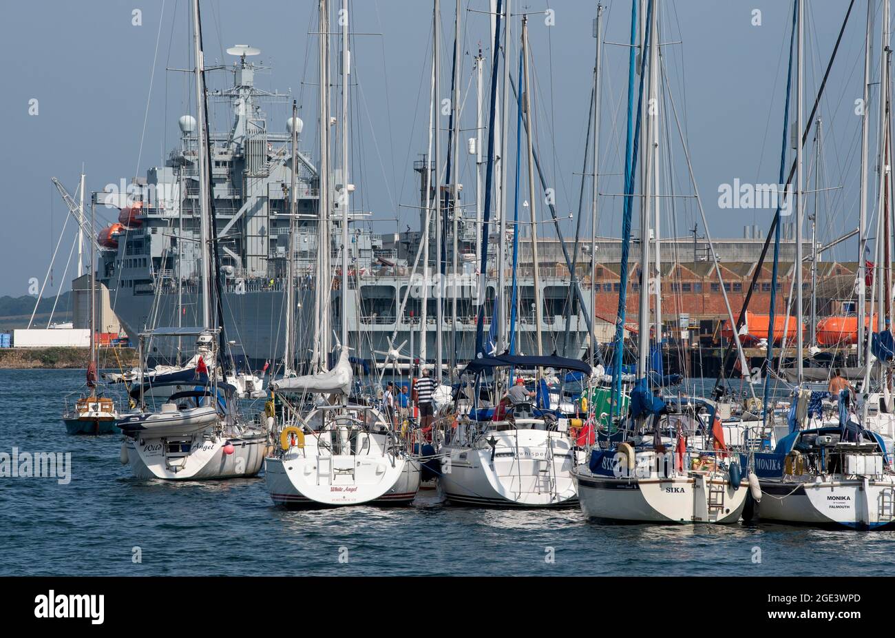 Falmouth, Cornovaglia, Inghilterra, Regno Unito. 2021. Porto di Falmouth un grande porto della Cornovaglia utilizzato da navi navali, imbarcazioni da diporto e traghetti. Foto Stock