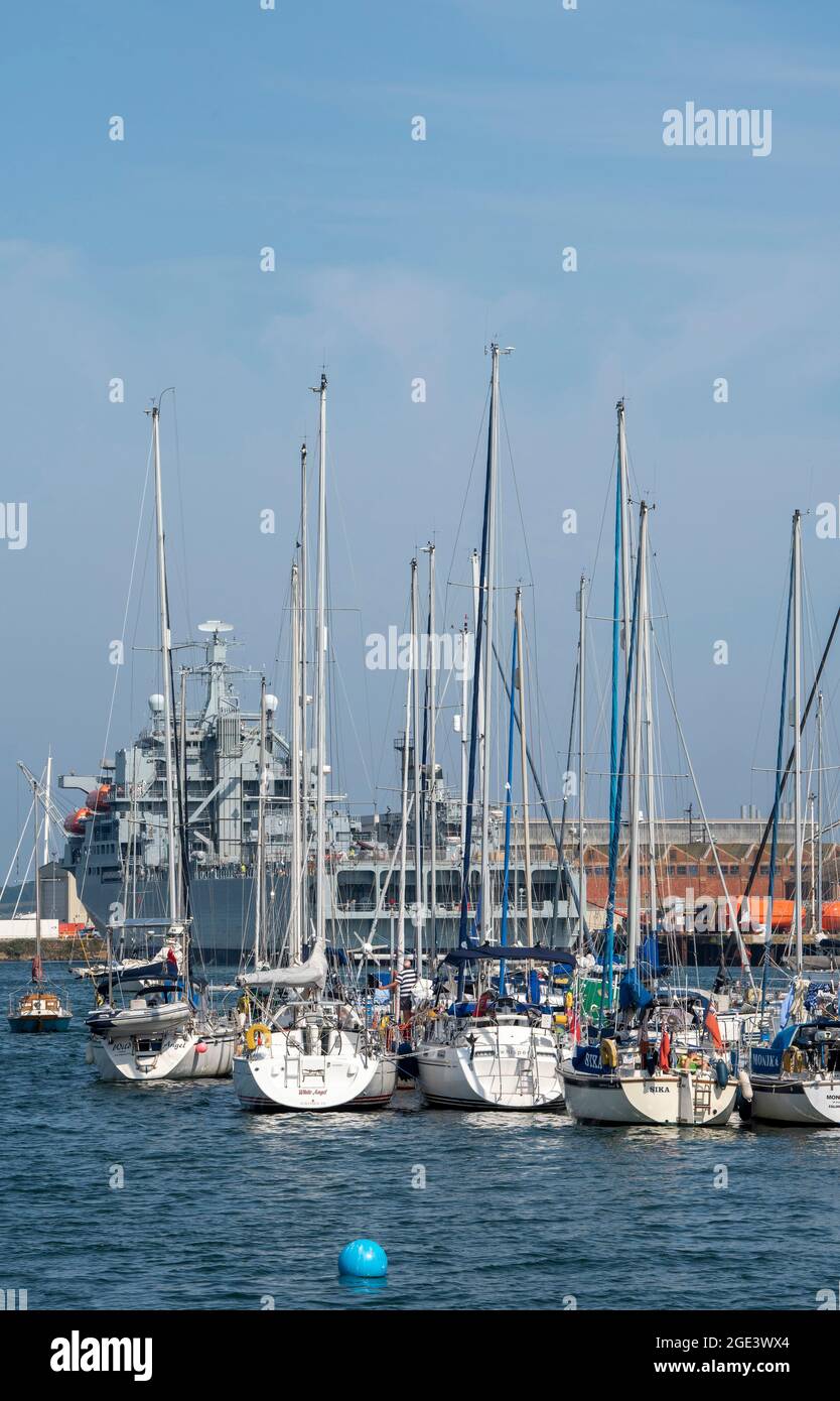 Falmouth, Cornovaglia, Inghilterra, Regno Unito. 2021. Porto di Falmouth un grande porto della Cornovaglia utilizzato da navi navali, imbarcazioni da diporto e traghetti. Foto Stock