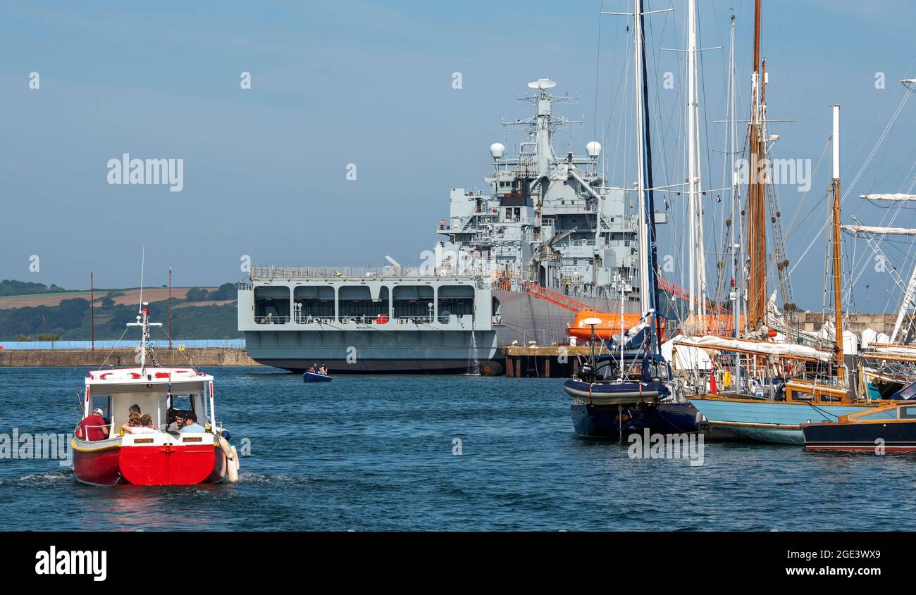 Falmouth, Cornovaglia, Inghilterra, Regno Unito. 2021. Porto di Falmouth un grande porto della Cornovaglia utilizzato da navi navali, imbarcazioni da diporto e traghetti. Foto Stock