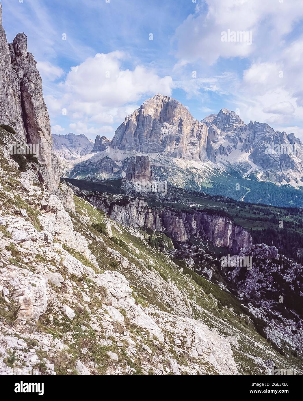 Questo panorama si affaccia verso la montagna di Tofana di Rozes e le imperdibili cime satellitari delle cinque Torri le 5 dita della regione di Tofana delle Dolomiti italiane non lontano dalla località turistica di Cortina d'Ampezzo Foto Stock