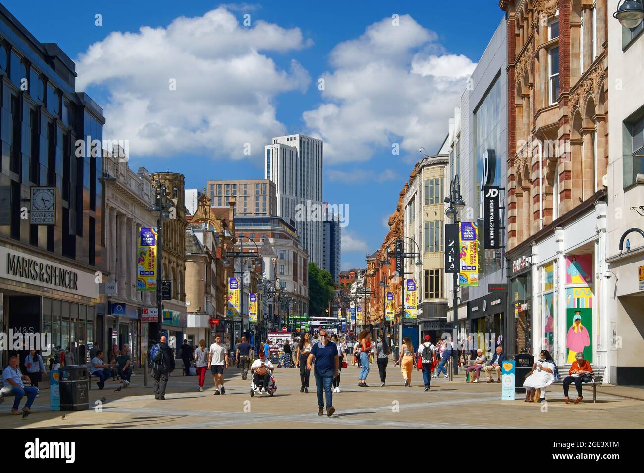 Regno Unito< West Yorkshire, Leeds City Centre, Briggate occupato di persone Foto Stock